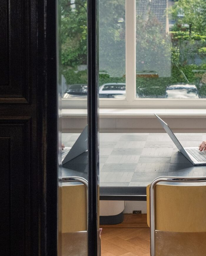 Jelle zit aan tafel