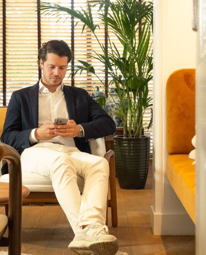 Sven kijkt op telefoon