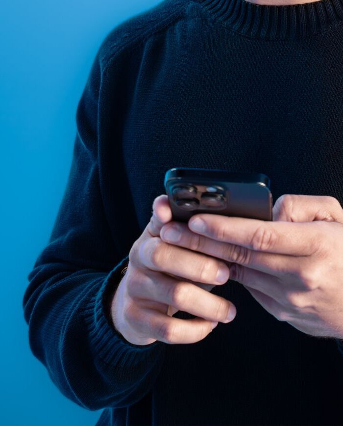 Adam aan het kijken op de nieuwe app.