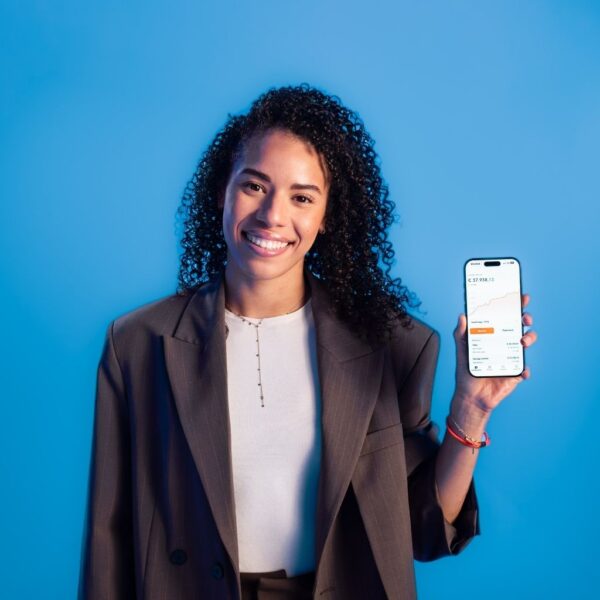 Ashley met telefoon op de foto
