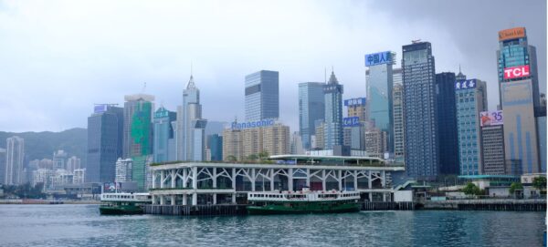 Beeld van Hongkong vanaf waterkant